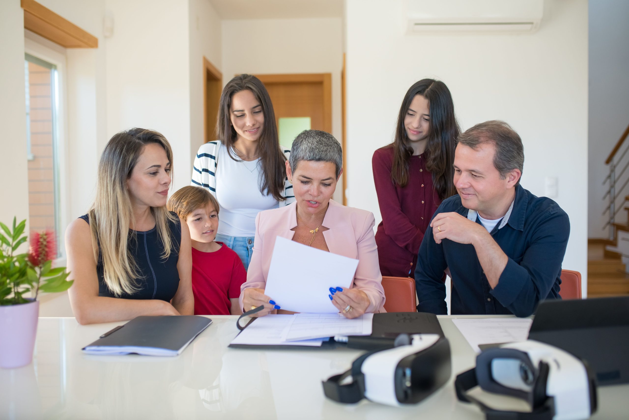 Famille réunion agente immobilière documents modernes
