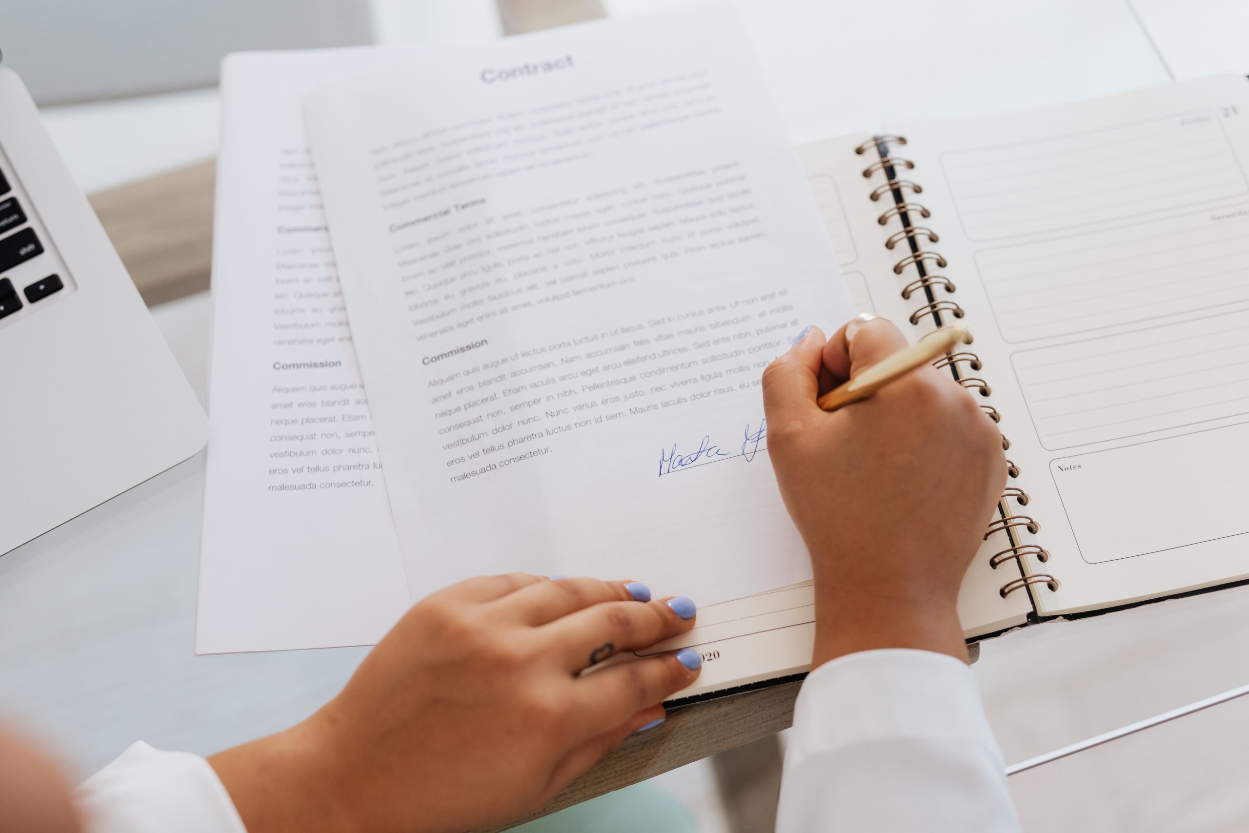 Mains signant contrat bureau fournitures légales