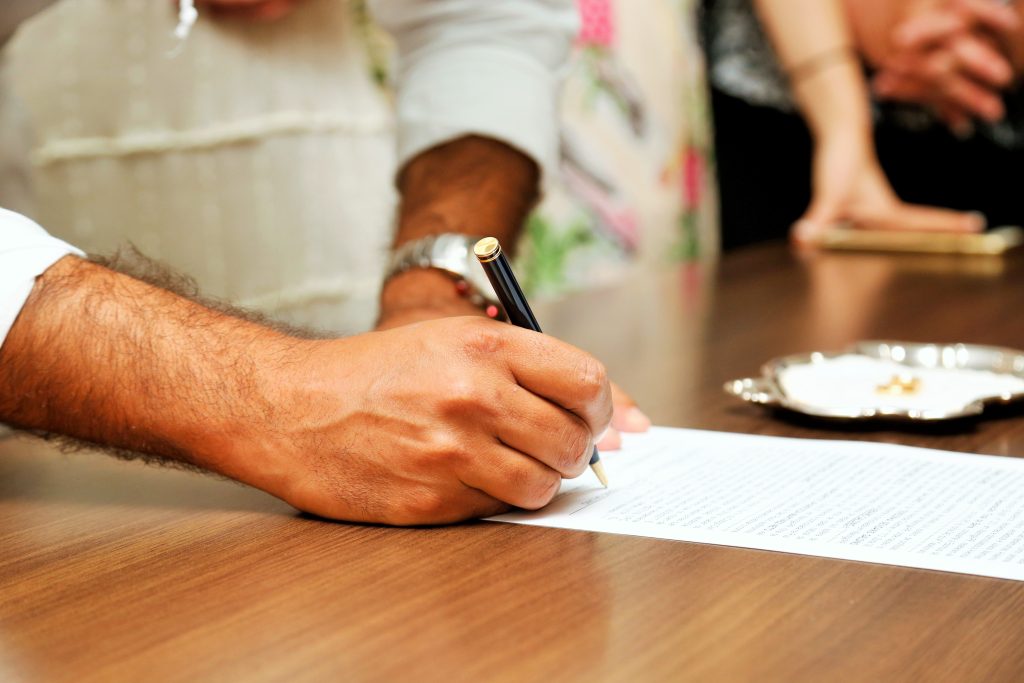 Gros plan signature document stylo table bois