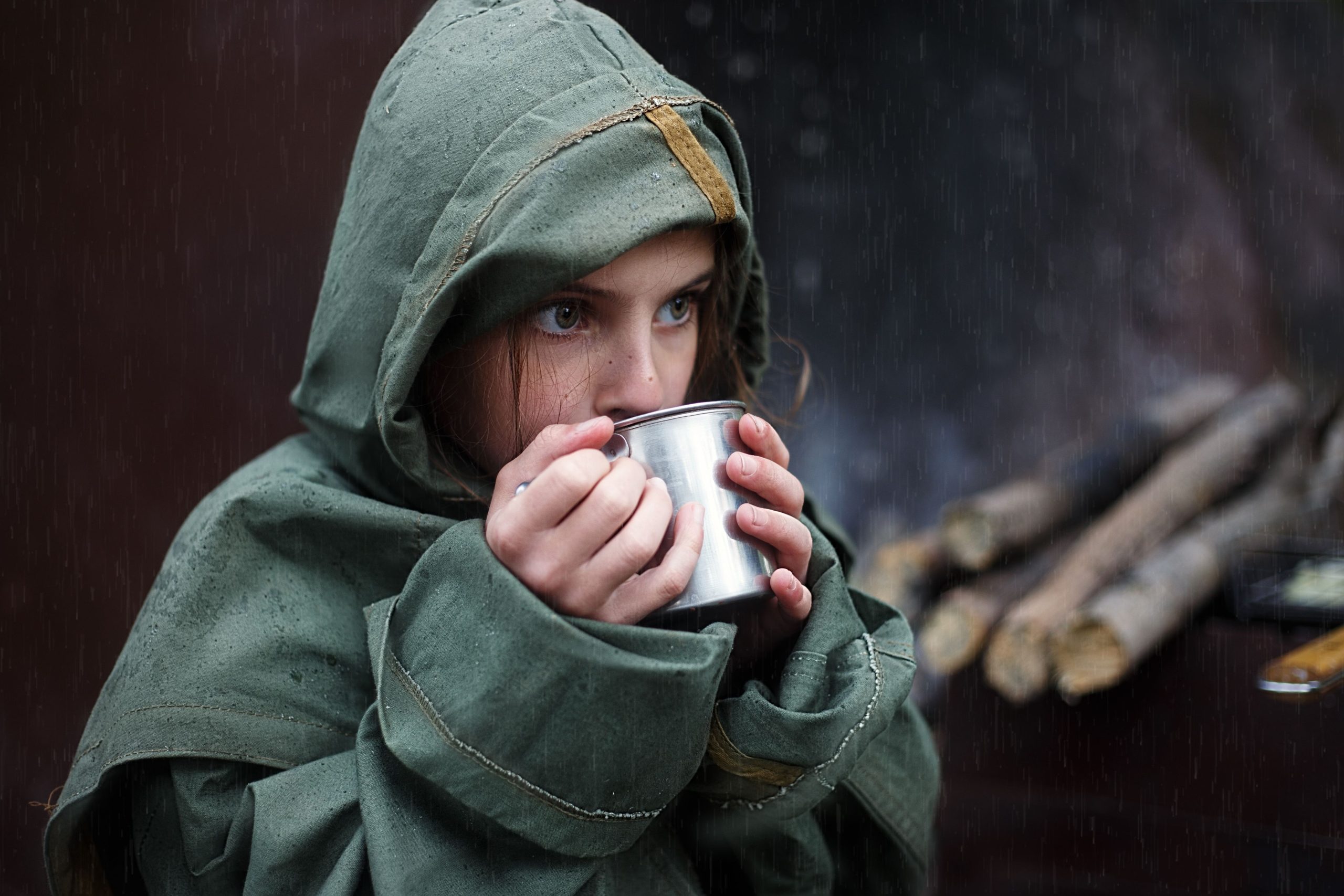 Fillette imperméable boisson chaude forêt pluie