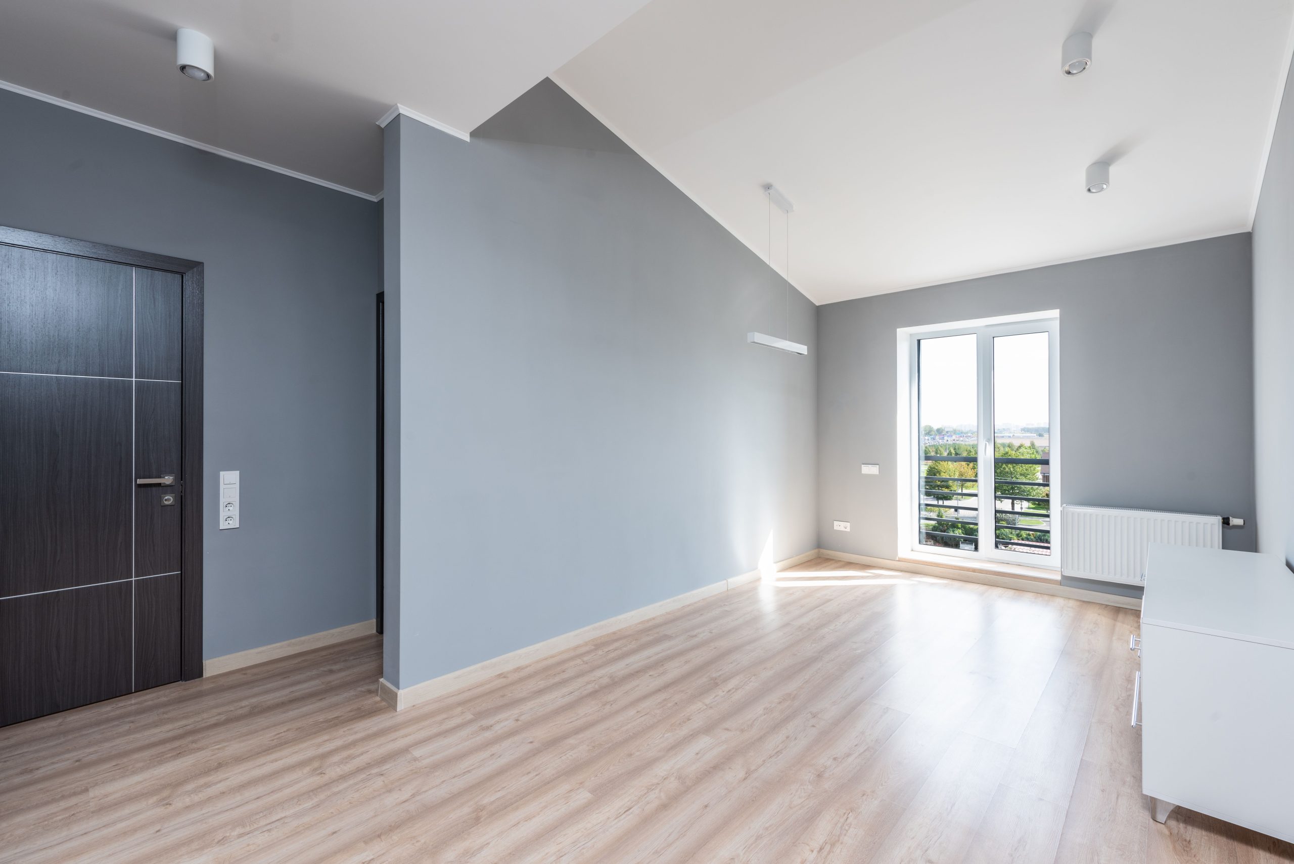 Pièce lumineuse et minimaliste avec grande fenêtre
