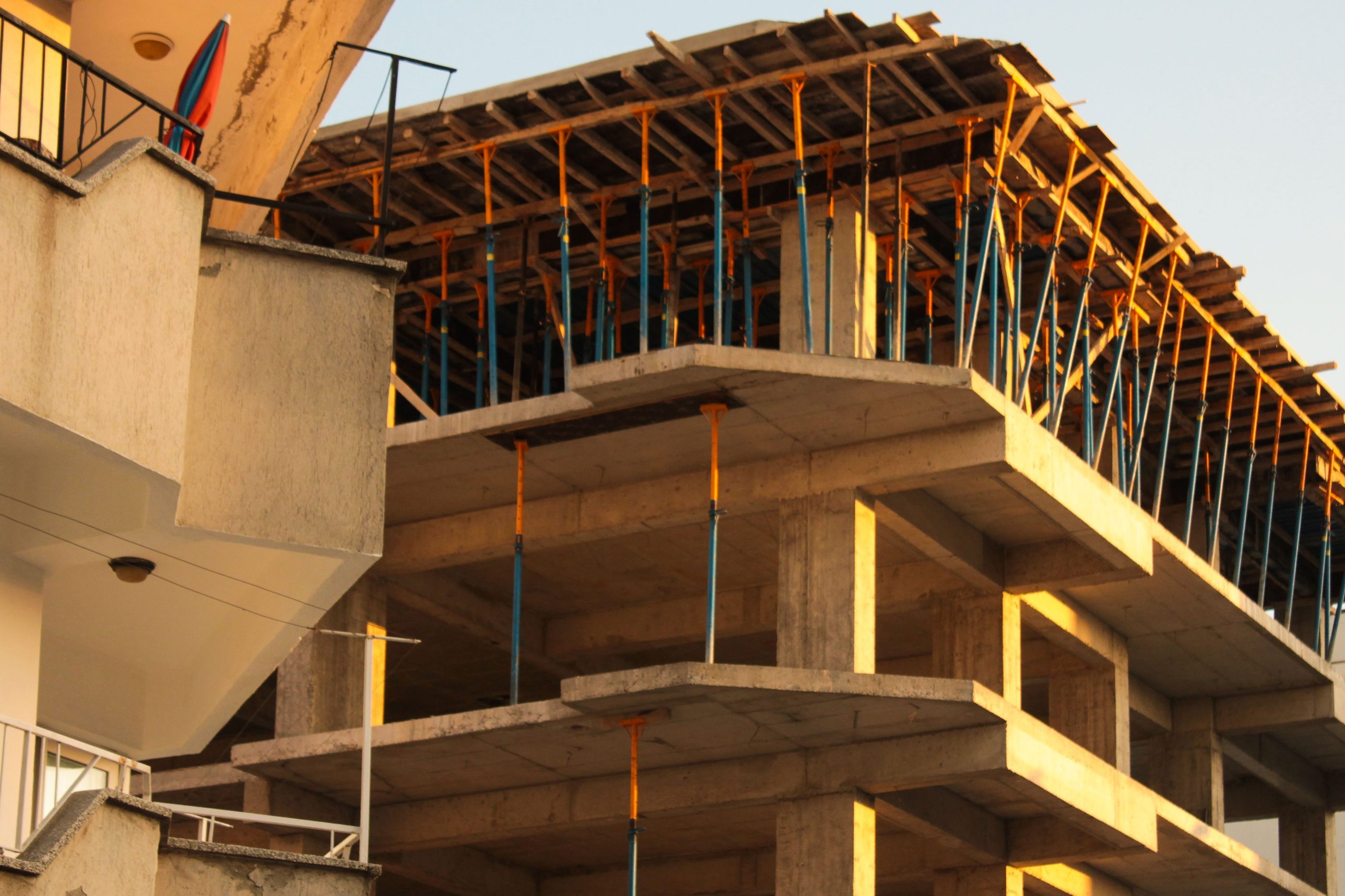 Batiment en beton en construction avec echafaudage