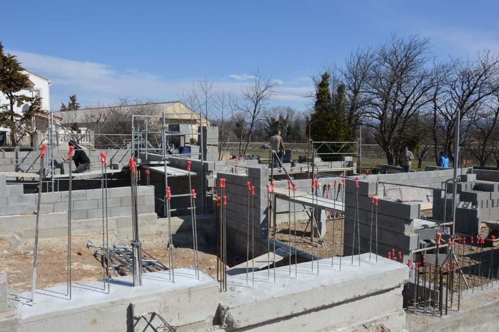 Faut-il construire sa maison en parpaing ou en brique ?
