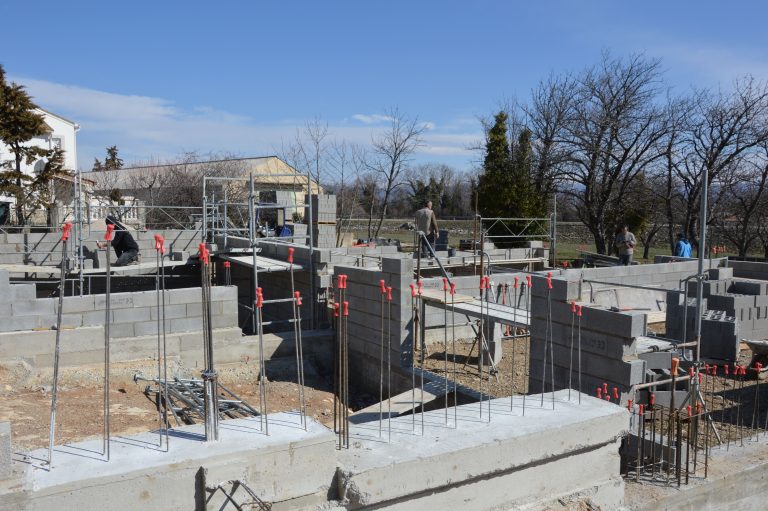 Faut-il construire sa maison en parpaing ou en brique ?