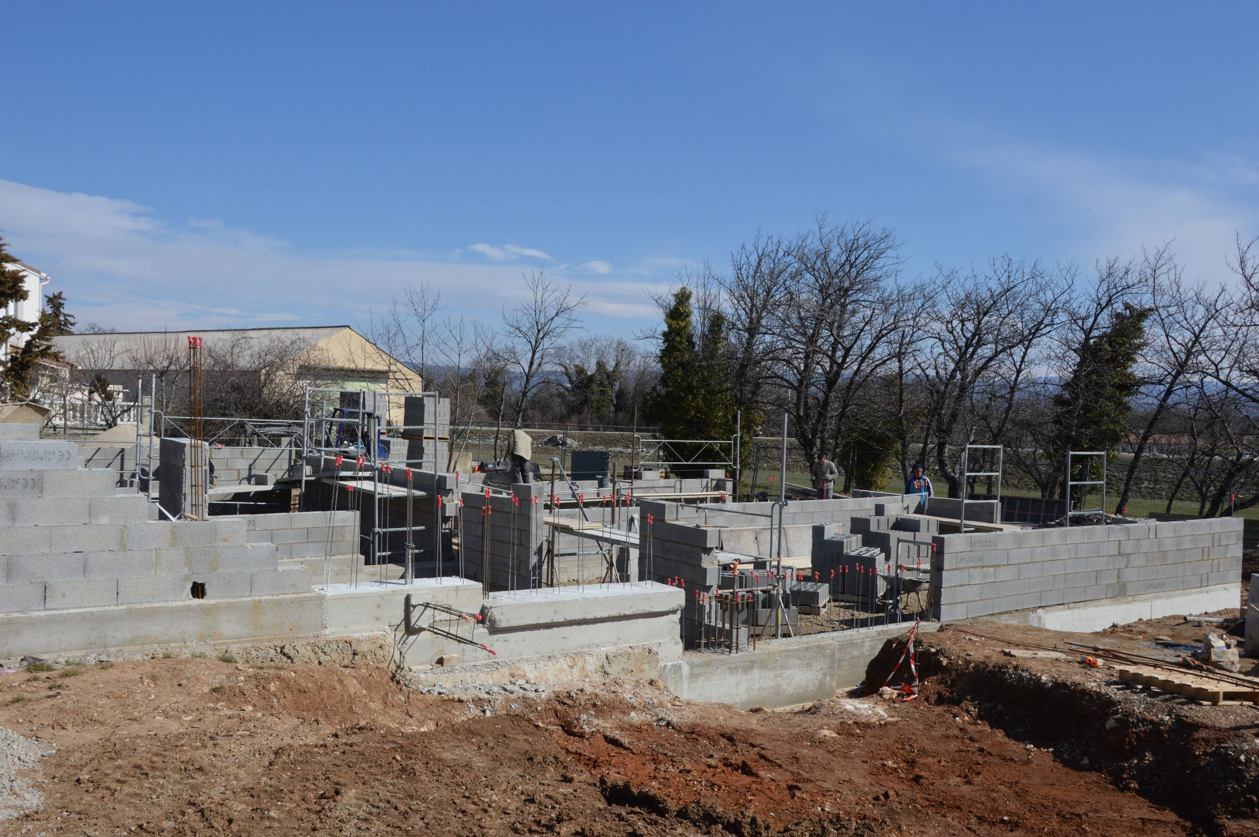Chantier exterieur avec murs en parpaings et echafaudage