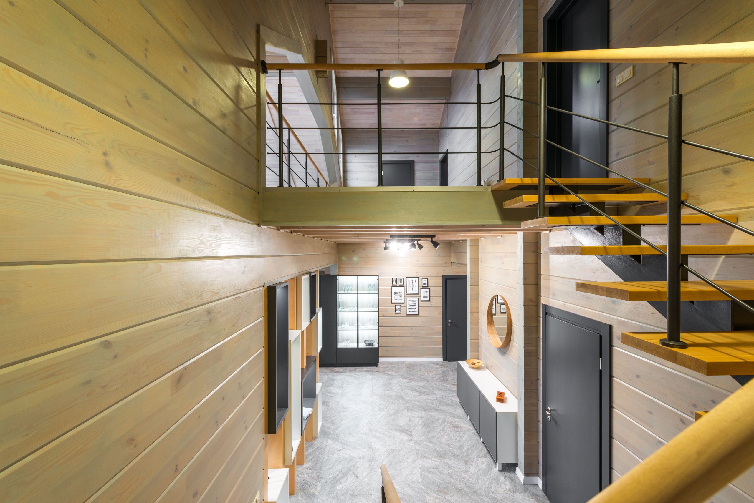 Intérieur spacieux avec escalier menant à l'entrée
