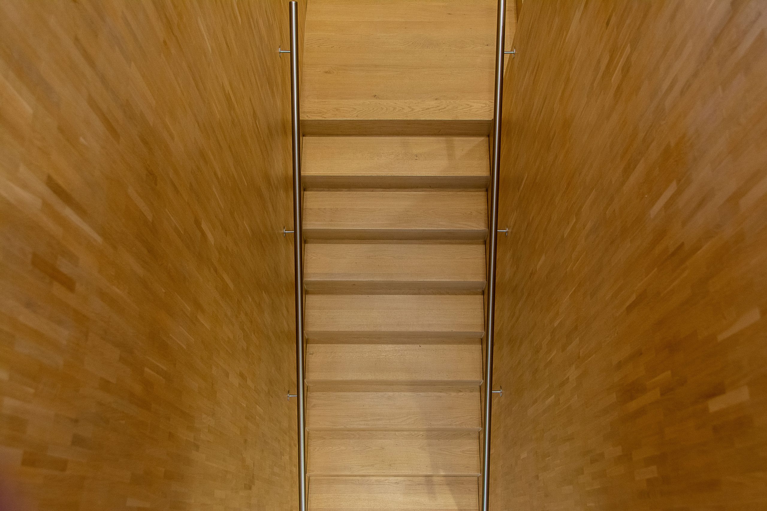 Escalier en bois minimaliste vu de haut