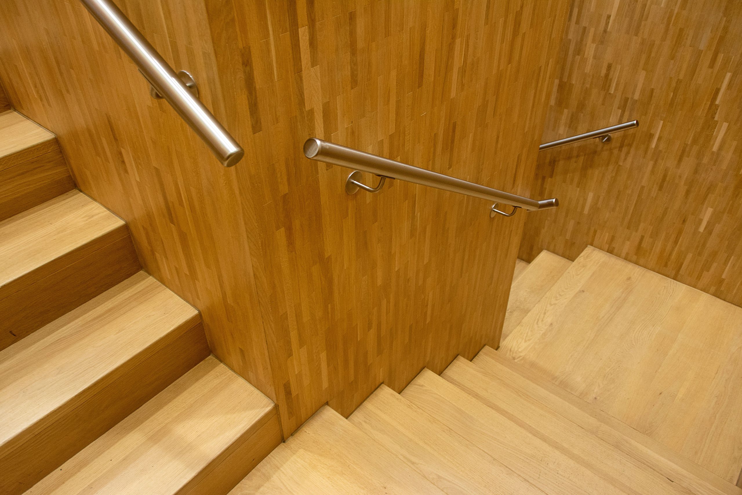 Escalier en bois contemporain avec rampe métallique