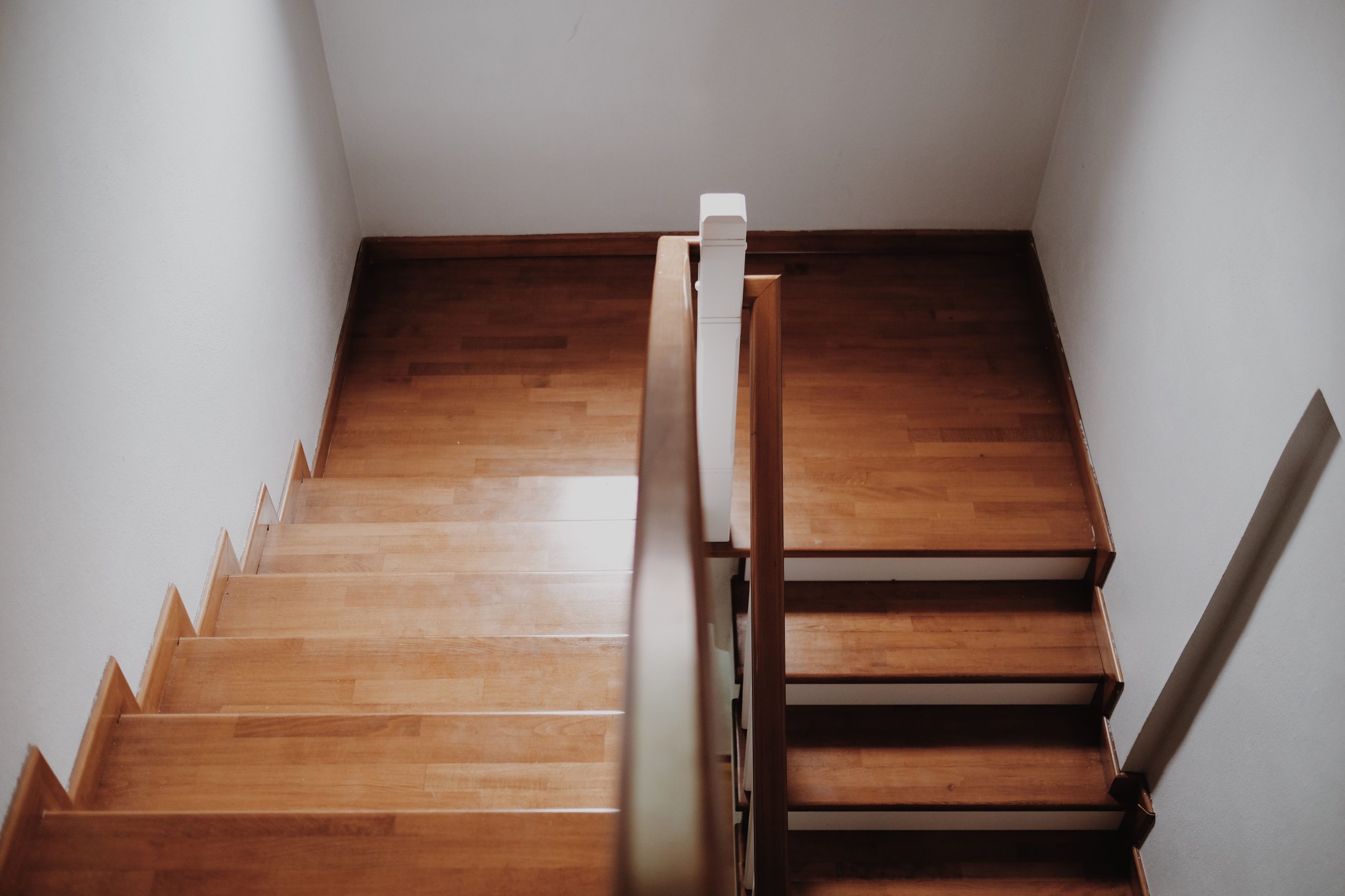 Vue du dessus d'un escalier en bois épuré