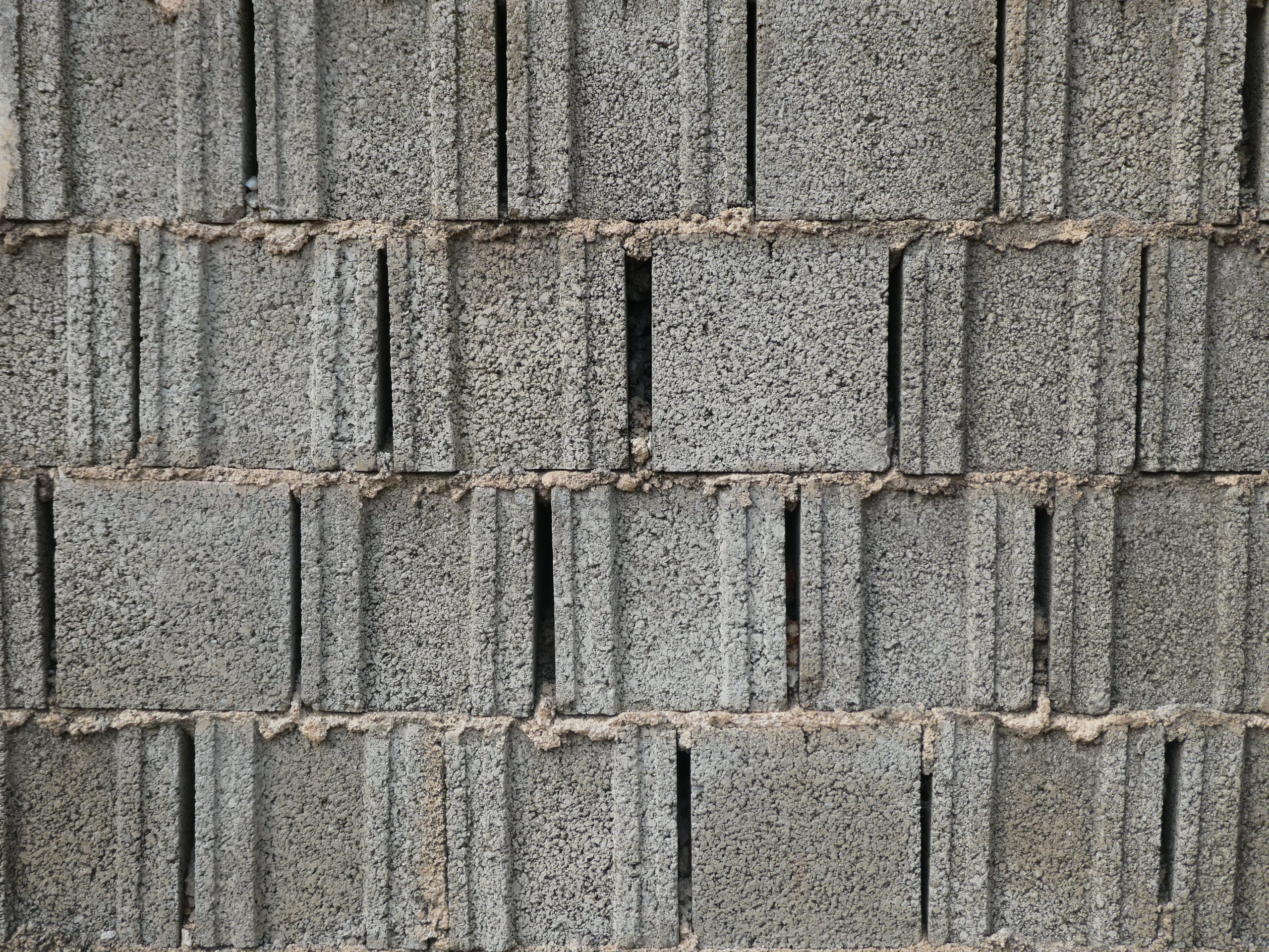 Gros plan sur un mur en parpaing gris texture