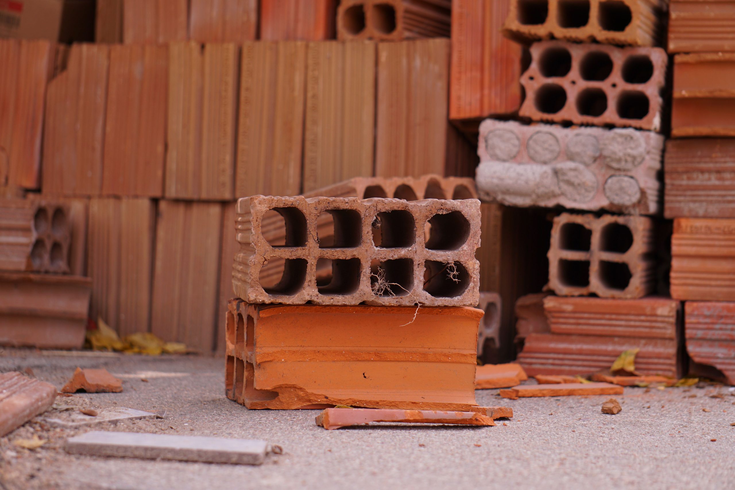 Pile de briques rouges sur un chantier de construction